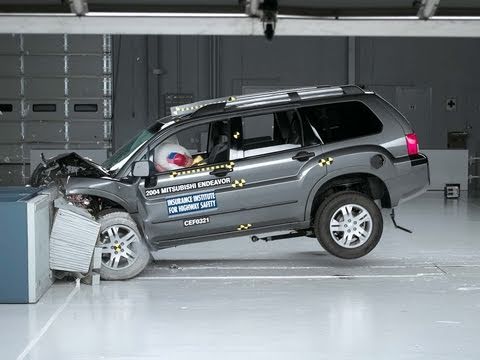 2004 Mitsubishi Endeavor moderate overlap IIHS crash test