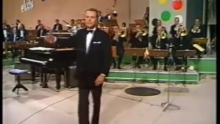 Musik-Video-Miniaturansicht zu Strangers In the Night Songtext von Bert Kaempfert and His Orchestra