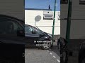Vrouw DOORBOORT zichzelf bijna met ONGELUK | #shorts