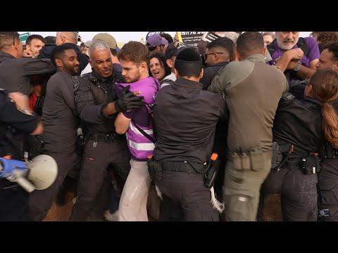 Hundreds of anti-war activists in Israel clash with police as they march towards Gaza border | AFP