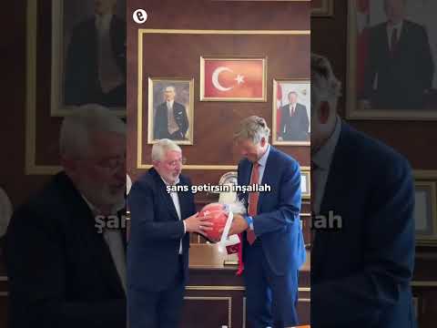 Makam odası değil, sanki halı saha: Çorum Belediye Başkanı, Hollanda Büyükelçisi ile futbol oynadı