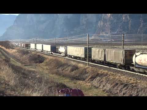 2 Vectron black treno merci in transito verso centro intermodale