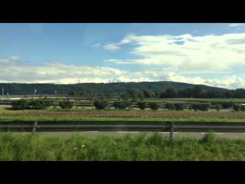 Voyage dans le train à côté du Lac de Neuchâtel