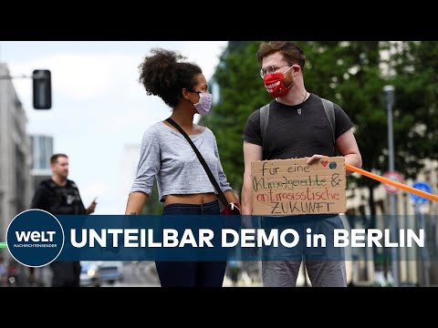 #Unteilbar Demo in Berlin: Menschenkette gegen Rassismus und soziale Ungerechtigkeit