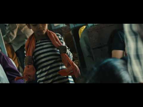 Slumdog Millionaire (Clip 'The Boys on a Train')