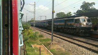 preview picture of video 'Train from Chennai meets Train to Chennai at Thalassery'