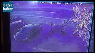 Otomobilin kaldırımdaki yayalara çarpma anı kamerada