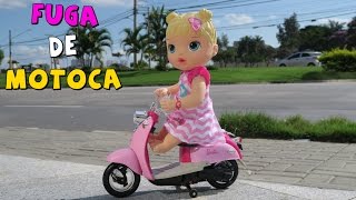 Baby Alive Fugindo de Casa de Motoca