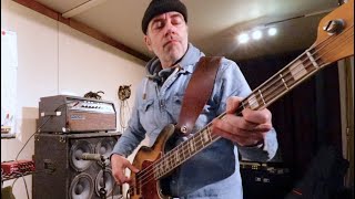 Video thumbnail for Vintage Ampeg SVT: how does the preamp, the poweramp and the cabinet affect the sound by Jasper Mortier
