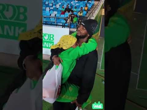 Angalia zuchu  alifyo fanya maajabu kumrukia diamond platinumz mbele ya wasanii 😊