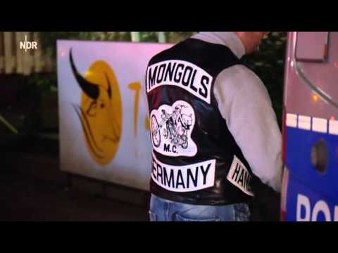 Eine Tunte trägt die Kutte von Erkan U, dem Hamburger Mongol-Boss