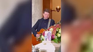 Trento, la moglie scompare per una malattia rara e il marito le dedica la loro canzone al funerale