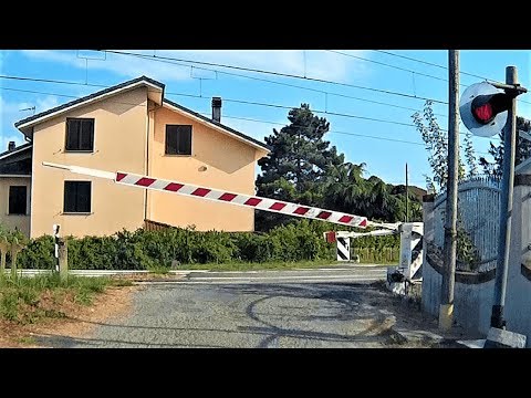Passaggio a livello Strada Cascinetta, Alessandria, treno in transito # railroad crossing