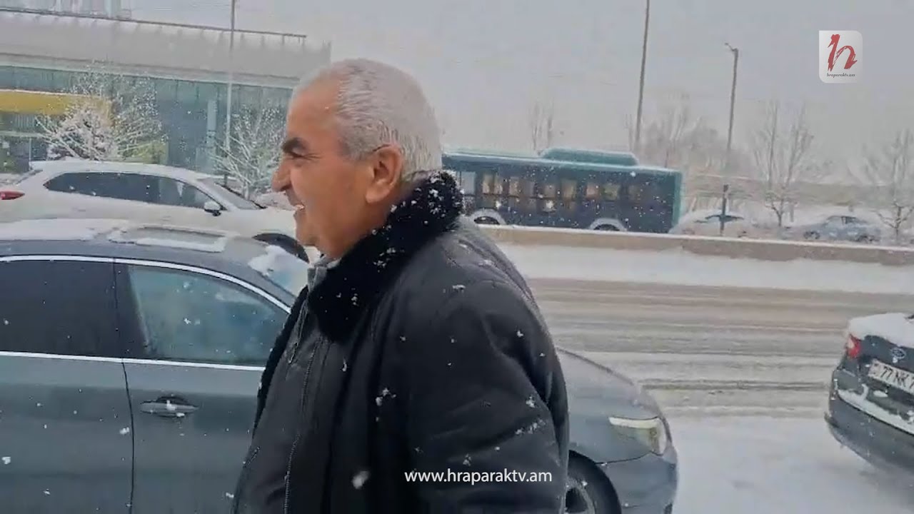 Սպանված Վալոդյա Գրիգորյանի հարազատները հավաքվում են դատարանի բակում