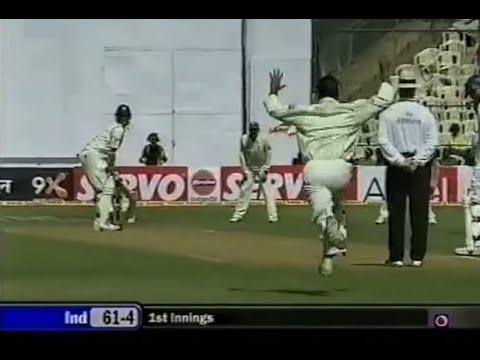 Shoaib Akhtar tries to distract Indian batsmen. Sourav Ganguly stops him! India v Pakistan 2007