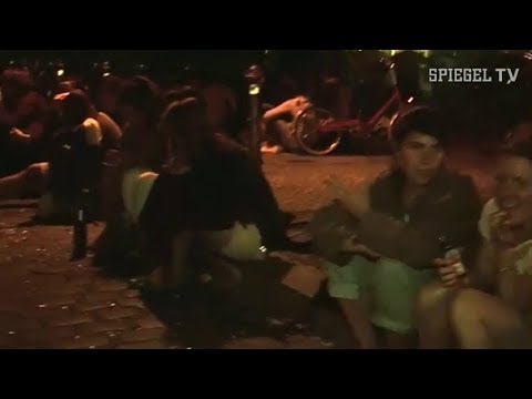 Nora Tschirner sitzt unerkannt aufer Admiralbrücke 2009 Streit um Berlins Party Brücke