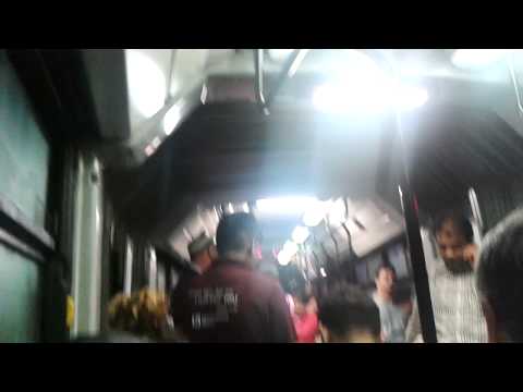 A 13-as busz Bolognában, este