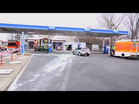 Mercedes rast von Autobahn auf Raststätte an Zapfsäulen vorbei in Toilettengebäude