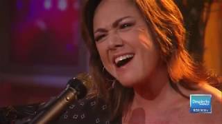 'Ni Blanco Ni Negro' - Claudia Brant en Despierta America / Univision (live/en vivo)