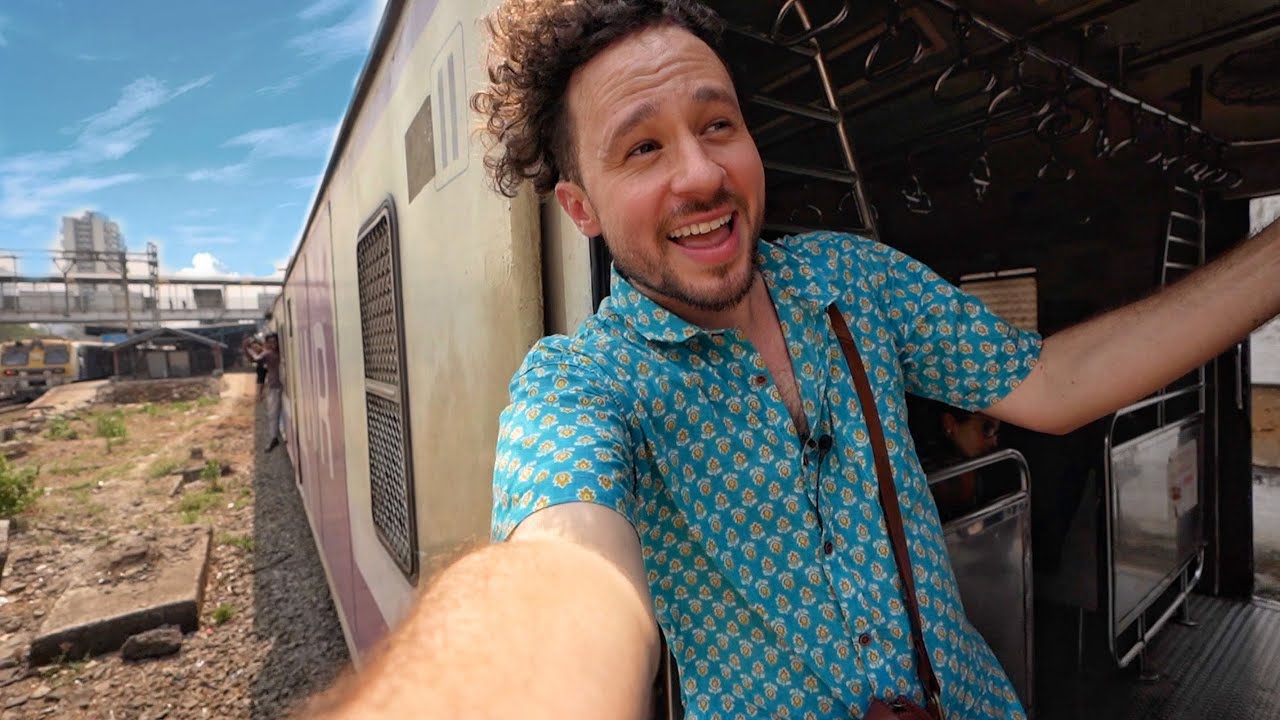 Traveling on a 5 CENT train in India | Mumbai 🚂🇮🇳
