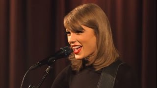 Taylor Swift Jokes About Her Dating History &amp; Sings FLAWLESS &quot;Blank Space&quot; Acoustic