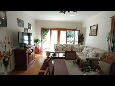 T3 situado na Urbanização Quinta do Almirante, com varanda, box e parqueamento para um carro.