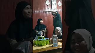 Download lagu Ipul duet bareng dan sambil belajar ke kakaknya Selfi yamma Lida di rumahnya mp3