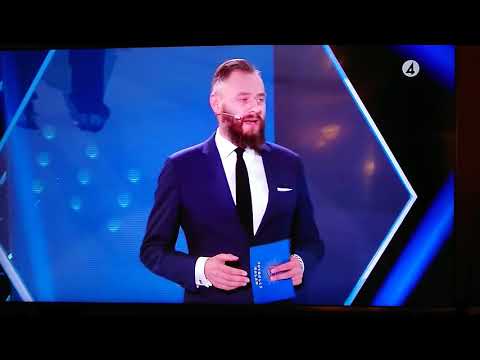 Olof Lundh delar ut pris Fotboll galen 2018