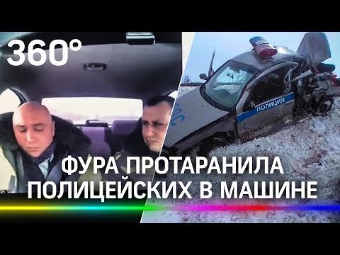 Показал член в машине