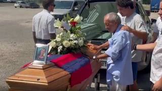 L'addio a Nicola Musiani, morto dopo un pestaggio a Pinarella di Cervia: sciarpe e bandiere del B...