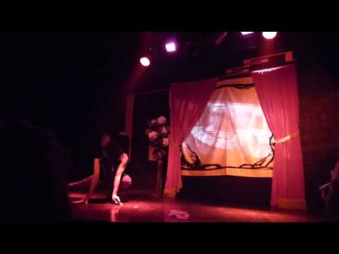 LA LANZADORA DE CUCHILLOS