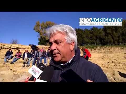 Affiorano e primeiros gradini do teatro antigo de Agrigento