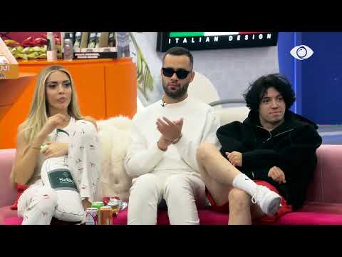 Banorët shikojnë hyrjen e Mateos për intervistën e tij në ‘Goca dhe Gra’