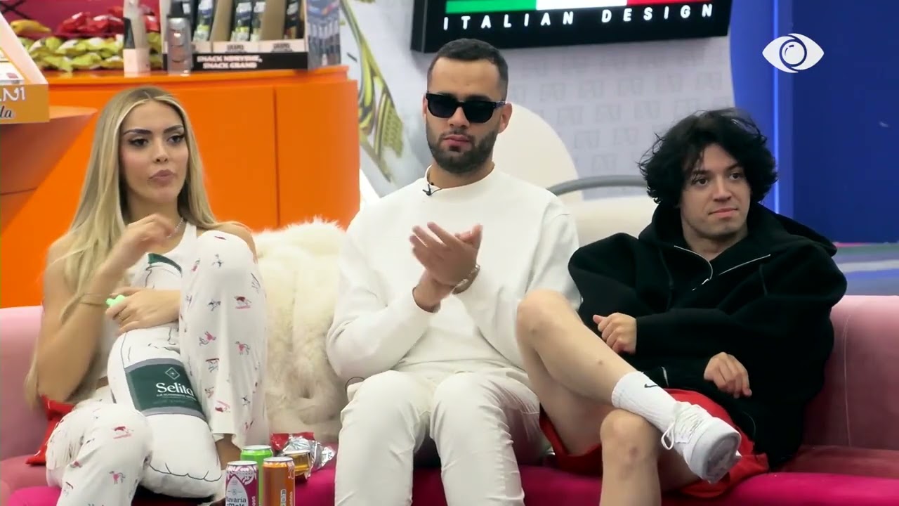 Banorët shikojnë hyrjen e Mateos për intervistën e tij në ‘Goca dhe Gra’