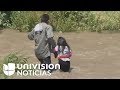 Las dramáticas imágenes de migrantes que intentan cruzar el Río Bravo: un padre se aferra a su niña