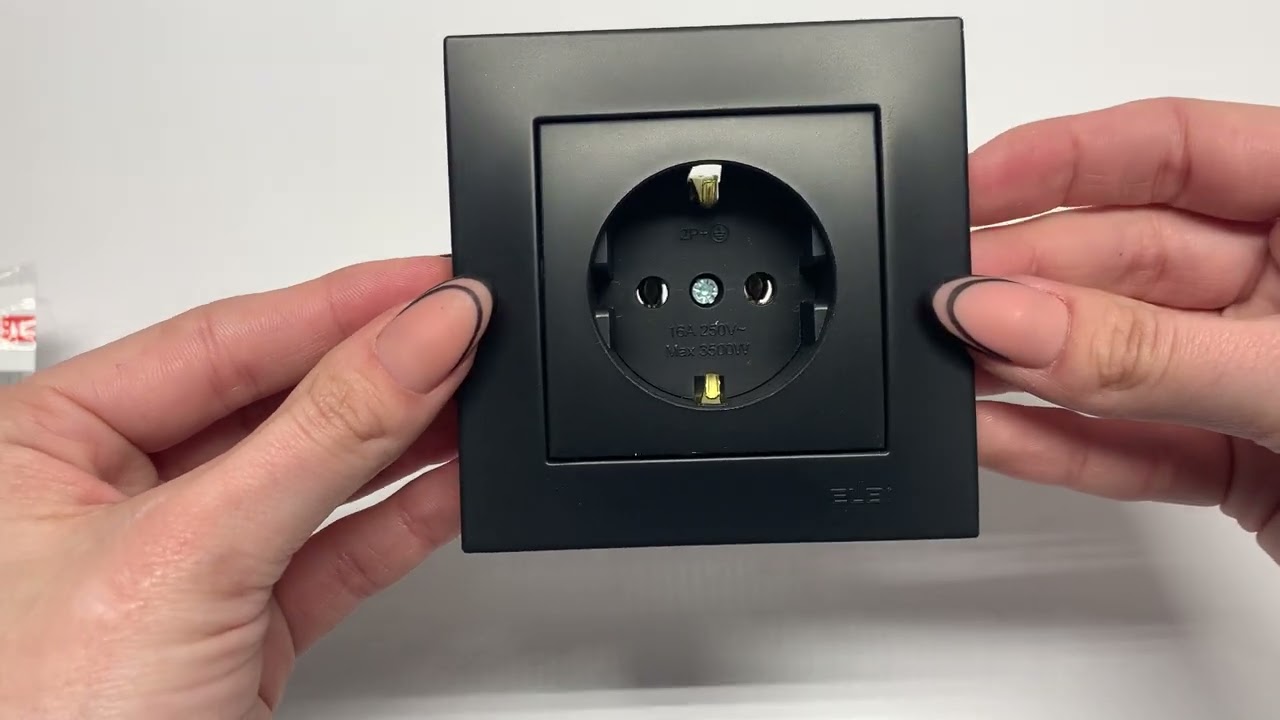 Розетка одинарна із заземленням ELBI VEGA матовий чорний (510-014800-217)