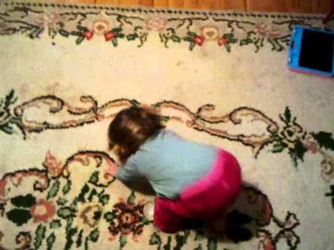 Laura radi kolut napred