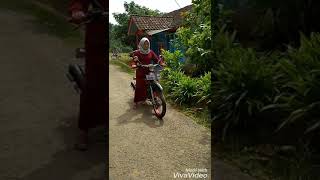 Download lagu Cewe cantik naik C70 mp3