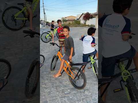 O menorzin achou o guidom de moto para colocar na sua bike montadinha 🚲 #grau #bike #irmãosmedeiros