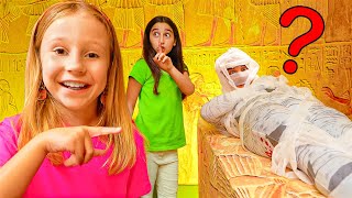 Настя и Ева в доме с привидениями