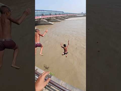 गंगा जी में नारियल गोला फेक कर पकड़ थे है बच्चे कियु 🤨 ll #short #shorts #ganga #river #narora #shot