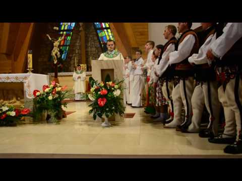 Orędzie Wielkanocne Exultet wykonuje ks. T. Bochnak w Parafia Świętego Jana Pawła II w Nowym Targu