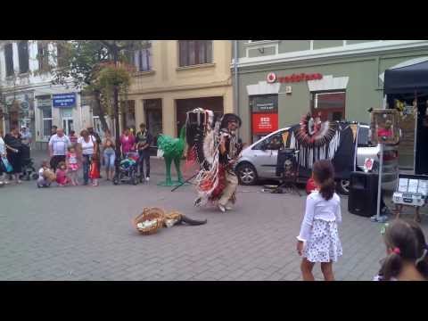 Un indian cântă şi dansează