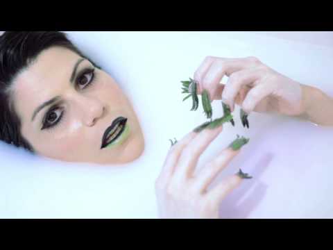 Dat Garcia - El Amor Me Entra En Sonidos (Official Music Video)