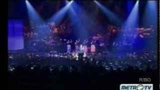 Download lagu Chrisye - Aku Cinta Dia, Nona Lisa, Hura Hura, Anak Sekolah (Medley) Konser Kidung Abadi (2012).mp4 mp3