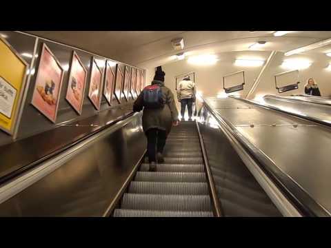 Escalera en Slussen en dirección a Götgatan