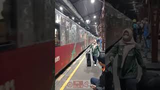 Download lagu KA ARGO LAWU TIBA DI STASIUN PURWOKERTO JAM 01:05 WIB | KERETA API ARGO LAWU #shorts mp3