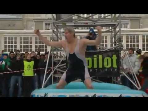 POGLEDAJTE kako skaće iz 11 metara u bazen od 30 cm