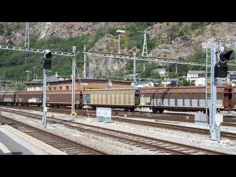 SBB Re 6/6 IN ARRIVO CON CARRI MERCI A BRIG.(CH) 18 - 8 - 2016