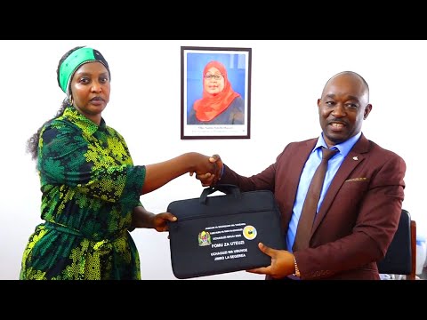 SHUHUDIA MAMIA YA WANACHAMA WA CCM WALIVYOMSINDIKIZA BONNAH KAMOLI KUCHUKUA FOMU YA UBUNGE